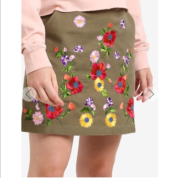  {TopShop} Green Floral Embroidered Mini Skirt - Picture 3 of 8